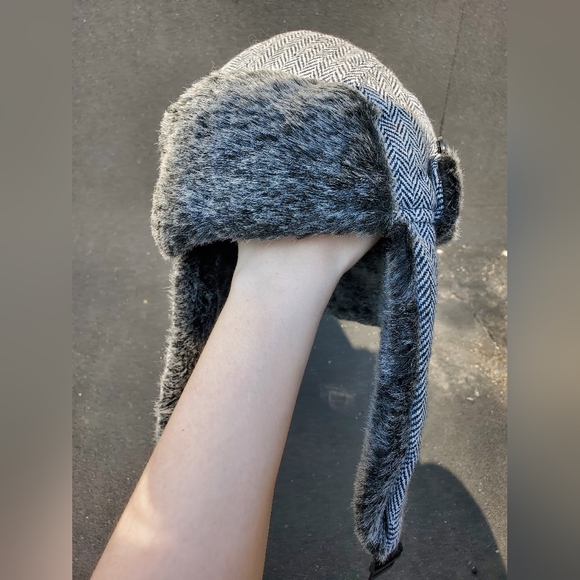 Grey trapper hat with faux fur lining - Picture 3 of 4